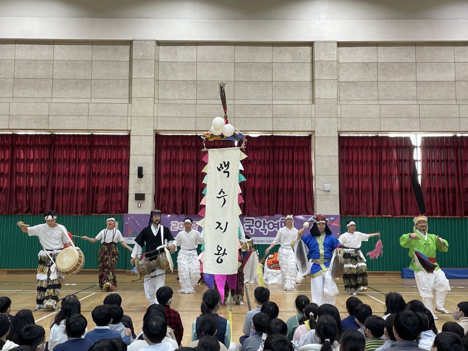 10.28(금) 백산초 공연사진_연희동추리 (1).jpg