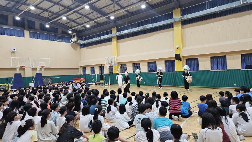 06.16 홍제초 측면.jpg