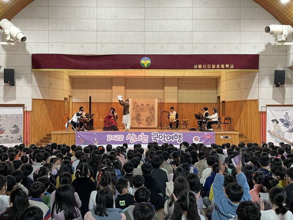 11.17(목) 신도림초 공연사진_완전6도 (1).jpg