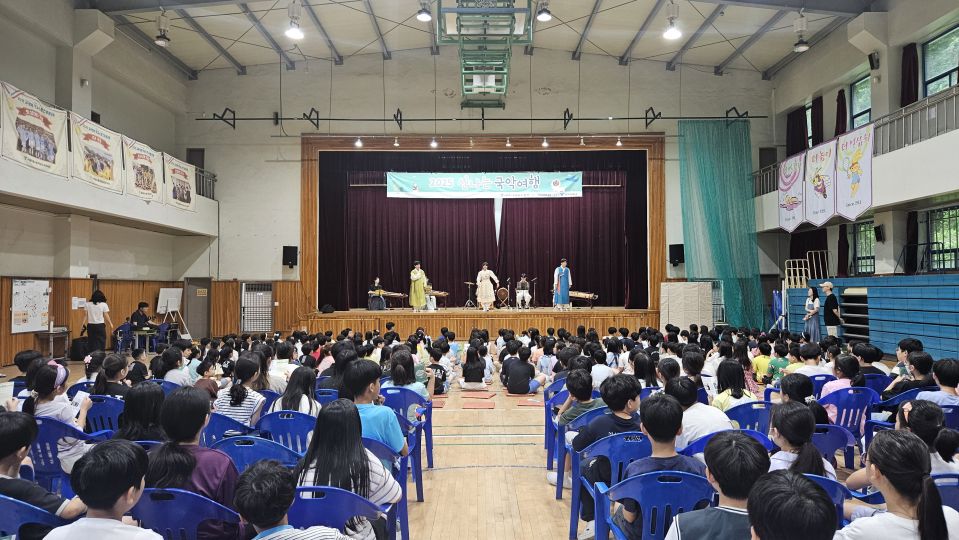 07.04 난향초 정면.jpg