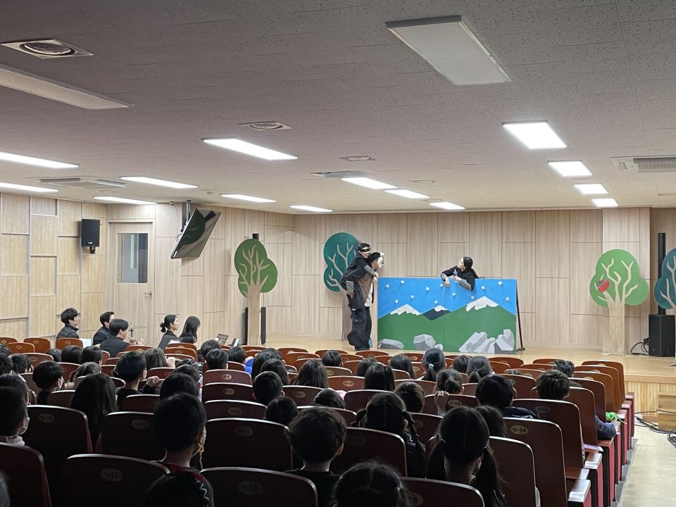 12.12(월) 남명초 공연사진_창작집단 깍두기 (2).jpg