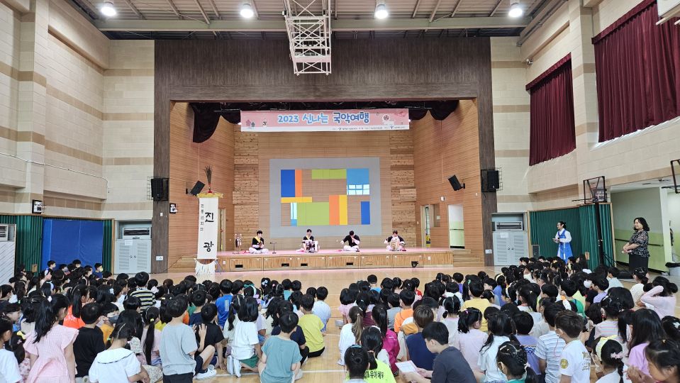 07.19 항동초 정면.jpg