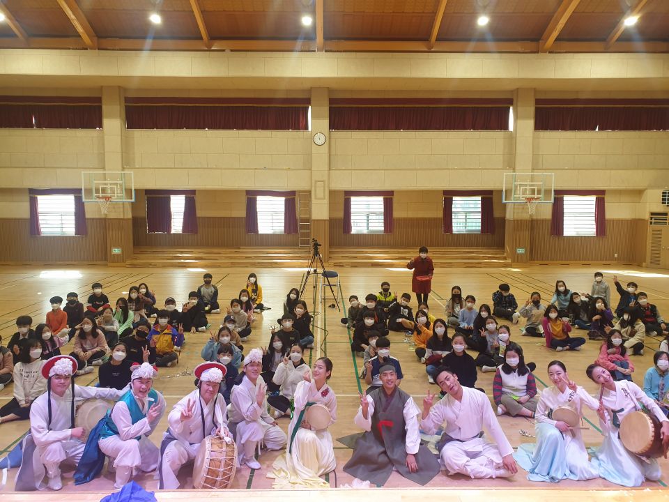 [2020신나는국악여행]느닷컴퍼니 - 신명초등학교(1019)_2.jpg