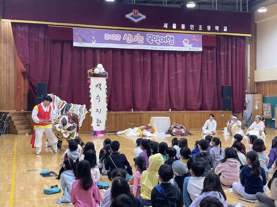 10.17(월) 흥인초 공연사진_연희동추리 (2).jpg